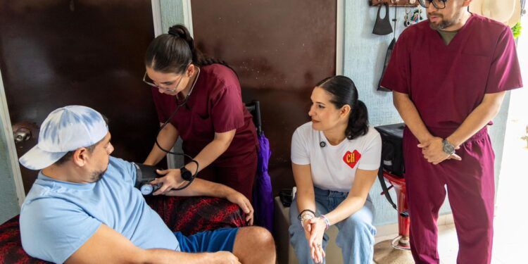 Estefanía Mercado lleva servicios médicos hasta los hogares con “Salud Sin Tanto Choro”