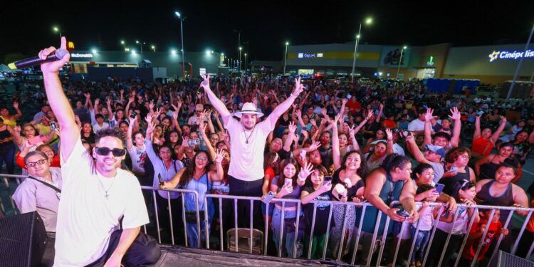 Playa del Carmen celebra a las madres con concierto masivo y ambiente familiar
