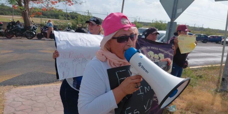 Familiares de reos se manifiestan afuera del Cereso de Chetumal; denuncian malos tratos y falta de medicamentos