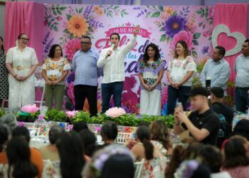 Gino Segura convive con madres en Chetumal y destaca el papel de las mujeres en la transformación del país