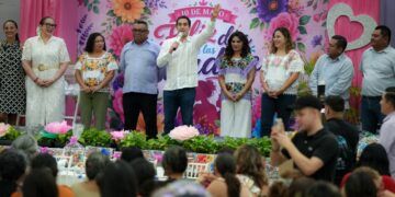 Gino Segura convive con madres en Chetumal y destaca el papel de las mujeres en la transformación del país