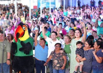 Renán Sánchez celebra a 2,500 madres en Cozumel y refrenda compromiso con las familias