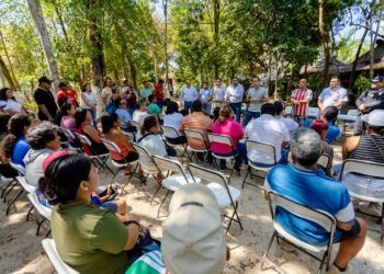 Atiende Diego Castañón a familias de Yax Balam con apoyo para certeza jurídica y servicios sociales gratuitos