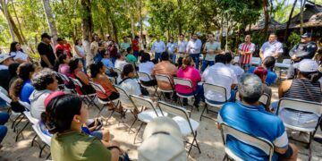 Atiende Diego Castañón a familias de Yax Balam con apoyo para certeza jurídica y servicios sociales gratuitos