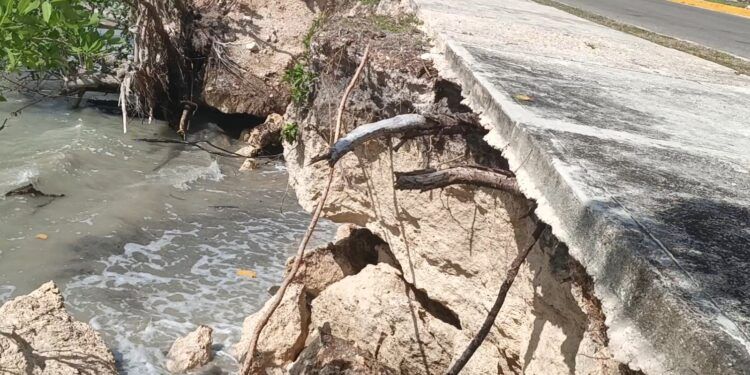 Indiferencia institucional ante desprendimientos en el Boulevard Bahía de Chetumal