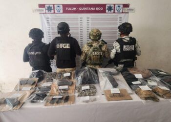 Aseguran camioneta con presunta droga, cargadores y cartuchos en zona rural de Tulum