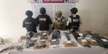 Aseguran camioneta con presunta droga, cargadores y cartuchos en zona rural de Tulum