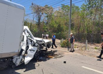 Conductor grave tras brutal choque contra estructura del C5 en la federal 307 en Tulum