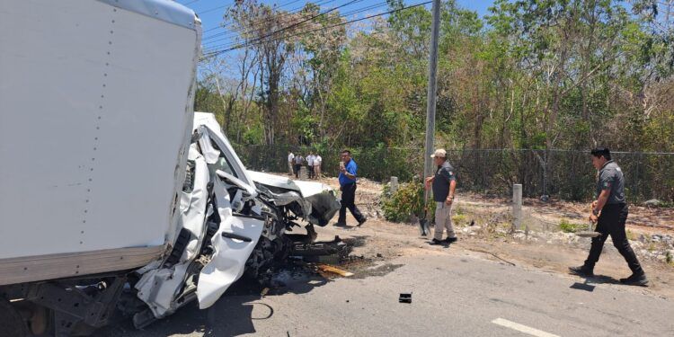 Conductor grave tras brutal choque contra estructura del C5 en la federal 307 en Tulum