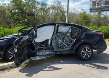 Vehículo invade carril y provoca fuerte accidente en la carretera 307 en Tulum