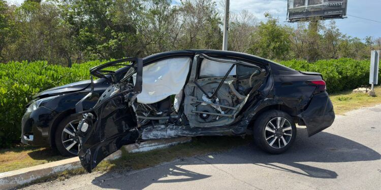 Vehículo invade carril y provoca fuerte accidente en la carretera 307 en Tulum