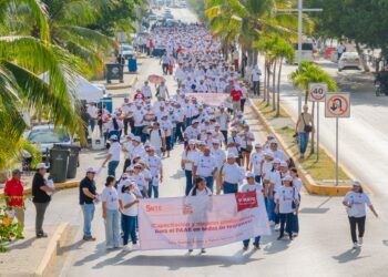 Conmemoran en Tulum el Día del Trabajo con desfile multitudinario