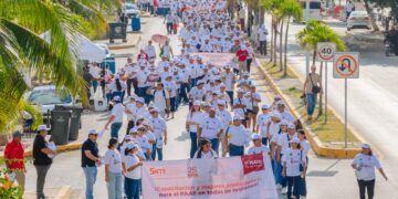 Conmemoran en Tulum el Día del Trabajo con desfile multitudinario