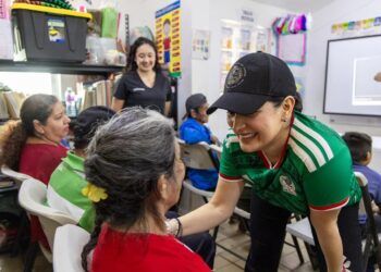 Estefanía Mercado entrega auxiliares auditivos a familias vulnerables de Playa del Carmen