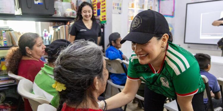 Estefanía Mercado entrega auxiliares auditivos a familias vulnerables de Playa del Carmen
