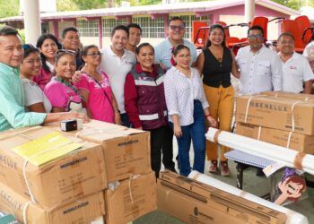 Renán Sánchez y Elda Xix entregan equipamiento educativo en escuelas de Cozumel