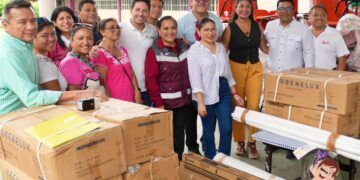 Renán Sánchez y Elda Xix entregan equipamiento educativo en escuelas de Cozumel