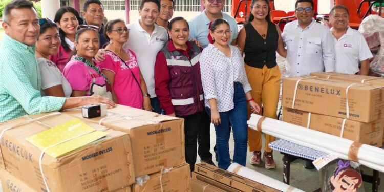 Renán Sánchez y Elda Xix entregan equipamiento educativo en escuelas de Cozumel