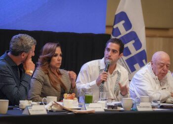 Gino Segura respalda proyecto del Distrito Financiero que busca transformar la economía de Quintana Roo