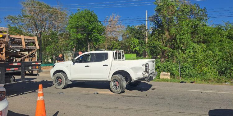 Trabajadores sobreviven tras salir proyectados en accidente sobre la carretera 307 cerca de Akumal
