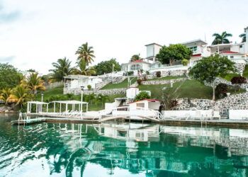 Bacalar presume turismo de lujo mientras comunidades siguen atrapadas en pobreza, hambre y rezago educativo