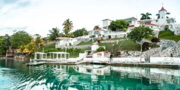 Bacalar presume turismo de lujo mientras comunidades siguen atrapadas en pobreza, hambre y rezago educativo