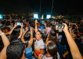 Morat reúne a más de 20 mil personas en concierto histórico sobre la laguna Nichupté