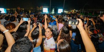 Morat reúne a más de 20 mil personas en concierto histórico sobre la laguna Nichupté