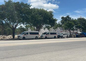 Advierten posible paro de vans en la ruta Tulum–Playa del Carmen por conflicto entre sindicatos