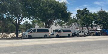 Advierten posible paro de vans en la ruta Tulum–Playa del Carmen por conflicto entre sindicatos