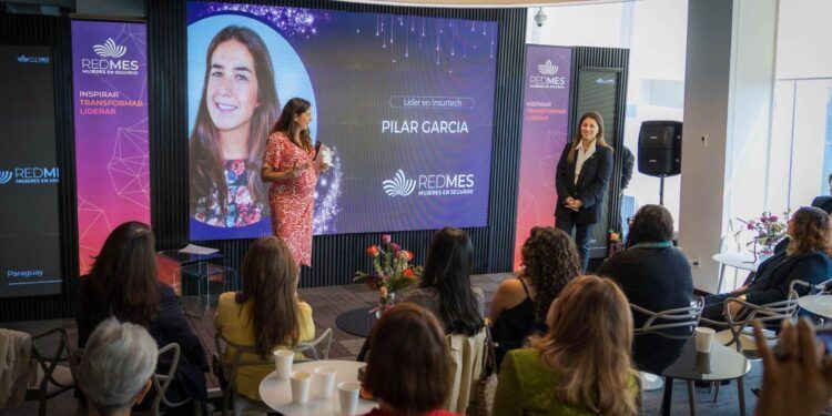 Pilar García, CEO de Rastreator México, es reconocida como líder insurtech en premios REDMES 2025
