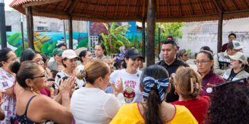 Estefanía Mercado recorre Villas del Sol y promete rehabilitación de parques y espacios públicos