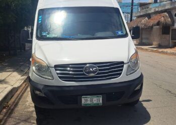 Camioneta de servicio federal atropella a motociclista en pleno centro de Tulum