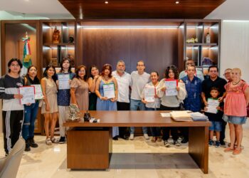 Entrega Diego Castañón certificados de estudios a alumnos de educación para adultos en Tulum