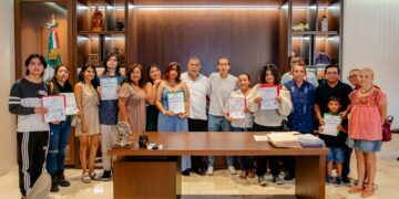 Entrega Diego Castañón certificados de estudios a alumnos de educación para adultos en Tulum