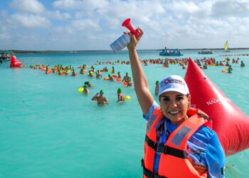 Encabeza Mara Lezama el XX Maratón de Aguas Abiertas de Bacalar; participan casi mil 600 nadadores