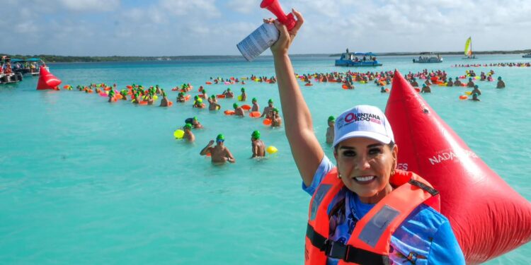 Encabeza Mara Lezama el XX Maratón de Aguas Abiertas de Bacalar; participan casi mil 600 nadadores
