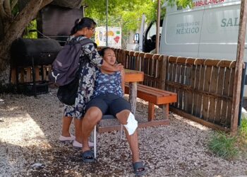 Ambulancia y motocicleta chocan en cruce de Satélite y Polar; dos personas resultan lesionadas