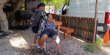 Ambulancia y motocicleta chocan en cruce de Satélite y Polar; dos personas resultan lesionadas