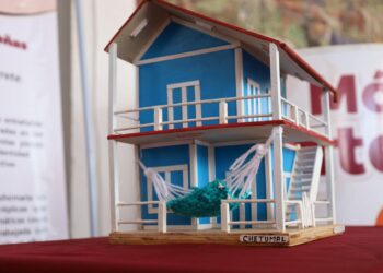 Artesano chetumaleño preserva la memoria arquitectónica de la capital con réplicas de casas anglocaribeñas