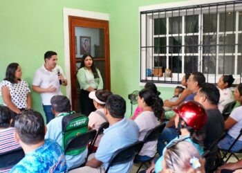 Renán Sánchez Tajonar escucha y atiende inquietudes de vecinos en Cozumel