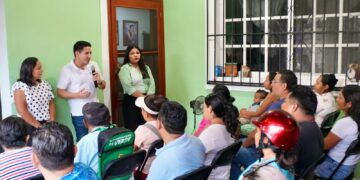 Renán Sánchez Tajonar escucha y atiende inquietudes de vecinos en Cozumel