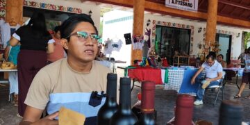 Egresado de la UIMQROO transforma investigación universitaria en negocio basado en la jamaica