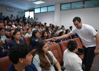 Gino Segura escucha a estudiantes y refrenda compromiso con las juventudes de Bacalar