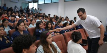 Gino Segura escucha a estudiantes y refrenda compromiso con las juventudes de Bacalar