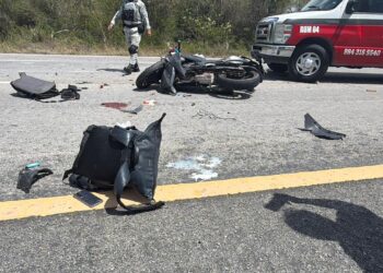 Dos motociclistas resultan gravemente heridos tras accidente en la carretera Tulum–Playa del Carmen