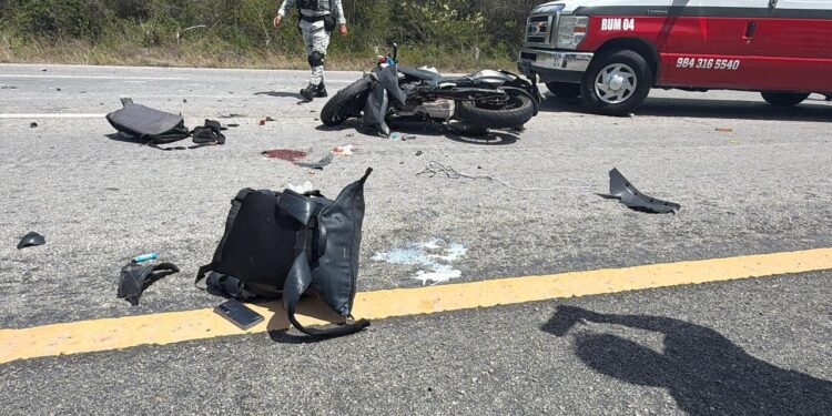 Dos motociclistas resultan gravemente heridos tras accidente en la carretera Tulum–Playa del Carmen