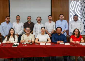 Cierra filas Estefanía Mercado con empresarios y hoteleros para hacer frente al sargazo en Playa del Carmen