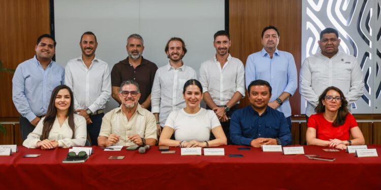 Cierra filas Estefanía Mercado con empresarios y hoteleros para hacer frente al sargazo en Playa del Carmen