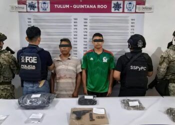 Caen dos presuntos narcomenudistas armados; aseguran pistola, drogas y motocicleta en Tulum